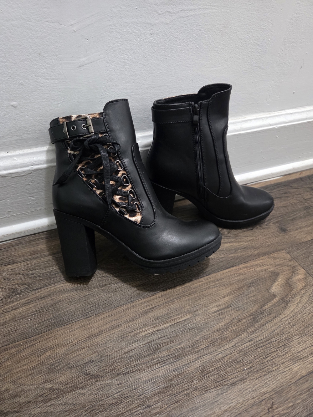 Global Win Size 8 Black Heeled Ankle Boots with Leopard Accent